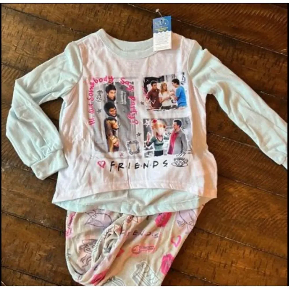 Friends TV Show Little Girl’s 2 Piece Long Sleeves Pajama Set Size 4/5 Ross Moni